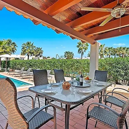Sleeps 6 With Pool Air Con And Wifi ヴィラ